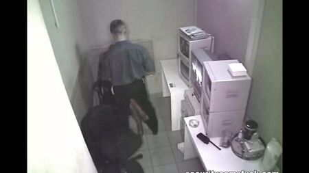 Прихована камера сфотографувала секс на робочому місці
