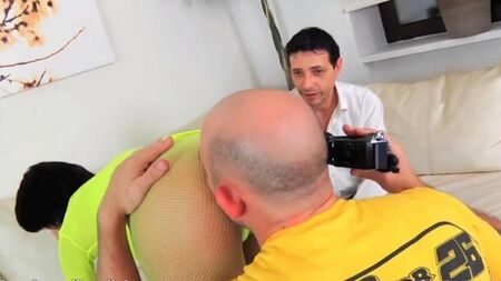 Лизав між сідницями, а потім поклав туди насос