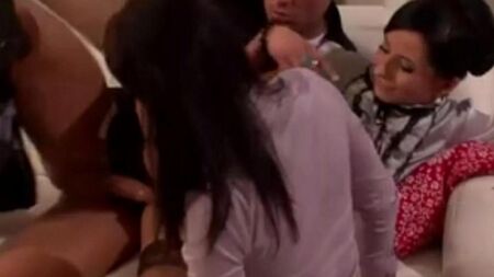 Секретар підняв спідницю і опустив труси до поголеної кицьки