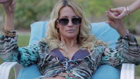 Дами по черзі смокчуть член хлопця і насолоджуються сексом
