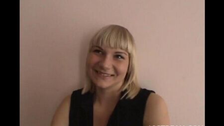 Молодий хлопець вчиться робити Куні на своїй дівчині