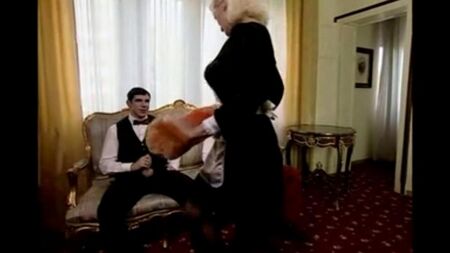 Зрілий пташеня мріяв про важке сміття з власником