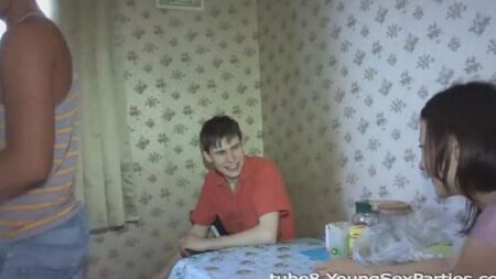 Порно вдома: обмін друзями на секс