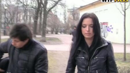 Російські пікапери розлучилися з дівчиною на секс у туалеті кафе