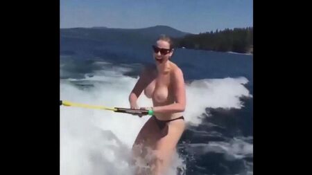 Дівчина їздить на водних лижах топлес