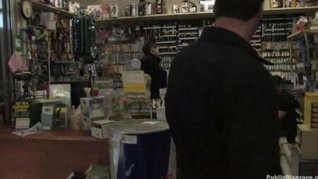 Дівчину різко трахнули в магазині