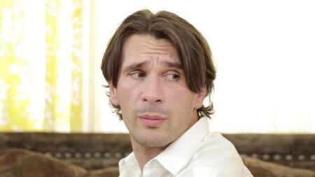 Молода брюнетка та дорослий чоловік
