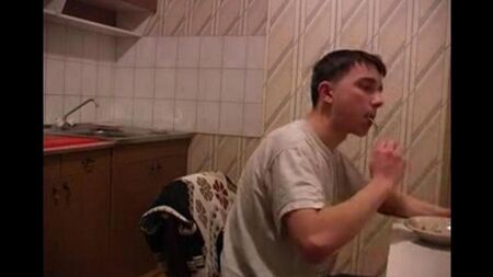 Зґвалтована мама на кухні, прохолодніша, ніж просто інцест