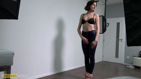 CzechCasting Занета — Масовий сквирт на білому дивані! — Чеський кастинг-диван CzechAV Грудаста MILF Великі груди Натуральна модель