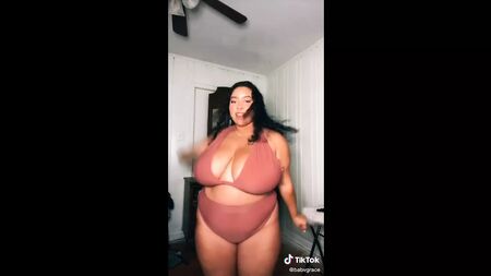 Шанувальники великої грудей у TikTok