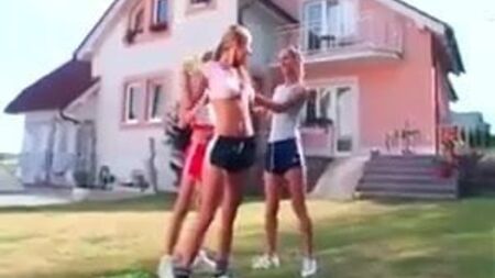 Дівчата в блискучих шортах та кросівках Adidas