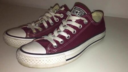 «Взуття моєї сестри»: низькі кеди Converse бордового кольору, частина 2, 4K