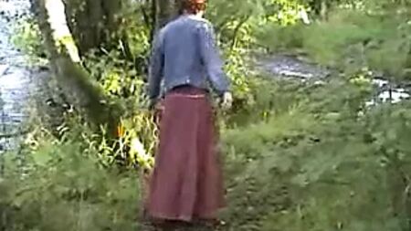 Зріла дружина-ексгібіцістка бавиться біля річки