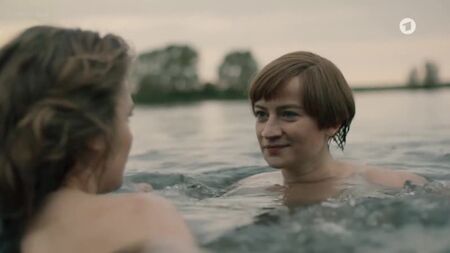 Ніна Гумміх, Алісія фон Ріттберг «Ню» — «Лотте в Баугаузі» (2019) 720p Дивитися онлайн / Ніна Гумміх, Алісія фон Ріттберг — Баугауз