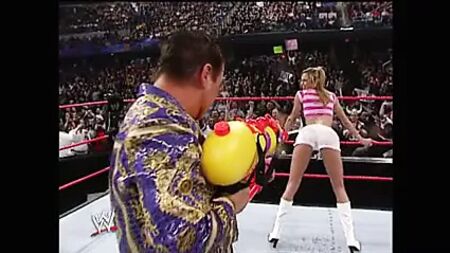 WWE — Стейсі Кейблер у білих шортах, яку обливають з водяного пістолета