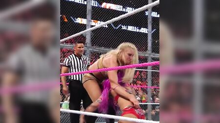 WWE — Шарлотта Флер кидає Сашу Бенкс