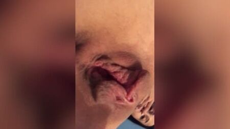 Чудова брюнетка пестить свою кицьку