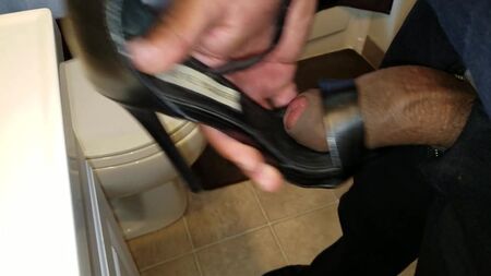 Сперма на туфлях на підборах Steve Madden