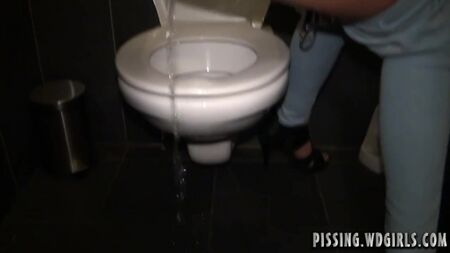 Архів відео з сечею дівчат WD — 0150_dina_piss