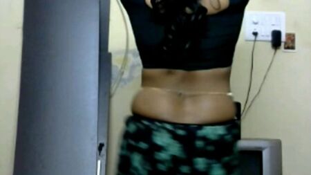 KRITHI CD SAREE NAVEL TEASE з ланцюжком на талії та рухами стегнами