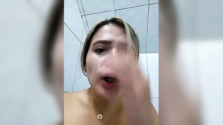 Сара мочиться на автобусній зупинці
