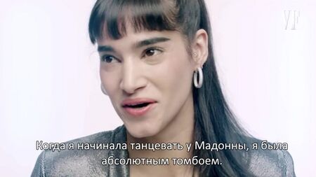 Софія Бутелла встає з ліжка, зробивши місток