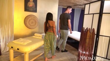 STEP MOM: Тайський масаж і пристрасний секс із збудженою азіатською мілфкою