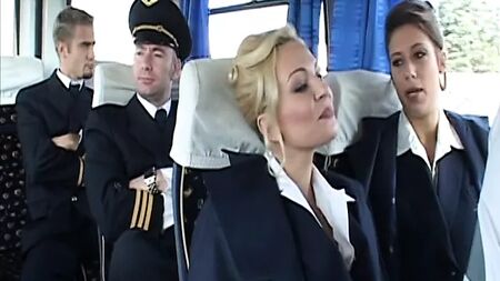 Сексуальна стюардеса вирішила зайнятися сексом до закінчення польоту