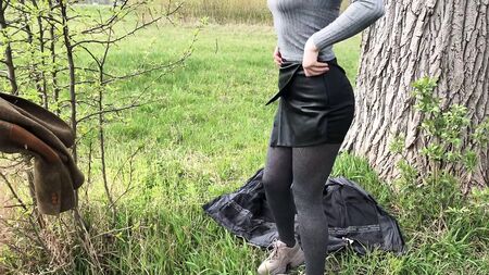 Дівчина в сексуальних шкіряних шортах робить мінет на вулиці і ковтає сперму