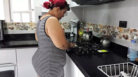 Як я спокусив мачуху, щоб зайнятися сексом на кухні