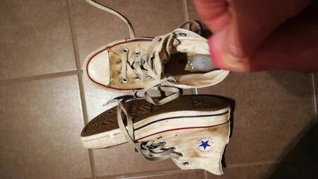 Сперма на брудних білих кедах Converse