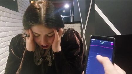 Вібруючі трусики в громадському ресторані