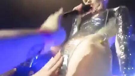 Розпусна Майлі Сайрус дозволяє фанатам торкатися її піхви