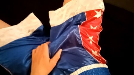 сперма на атласних боксерських шортах, мастурбація рукою
