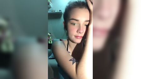 Сексуальна дівчина робить селфі в бюстгальтері.mp4