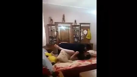 трахає свою невістку-старшокласницю