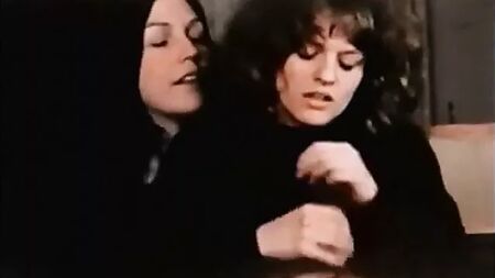 Класичні сцени — небажаний лесбійський секс