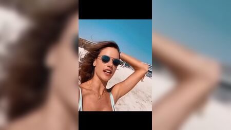 Алессандра Амброзіо та Ізабель Гуларт — дівчата в бікіні, 7 березня 2020 року