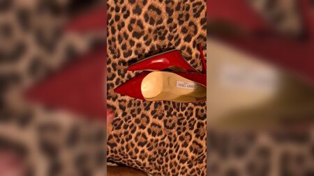 Сперма на підборах Jimmy Choo моєї дружини