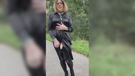 чорна атласна сукня, легка мастурбація клітора