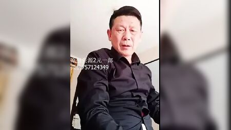 Привабливий чоловік у китайському костюмі