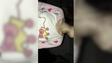 Невисока китайська дівчина в піжамі 1