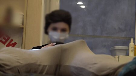 Показ випуклого члена під час візиту до косметолога