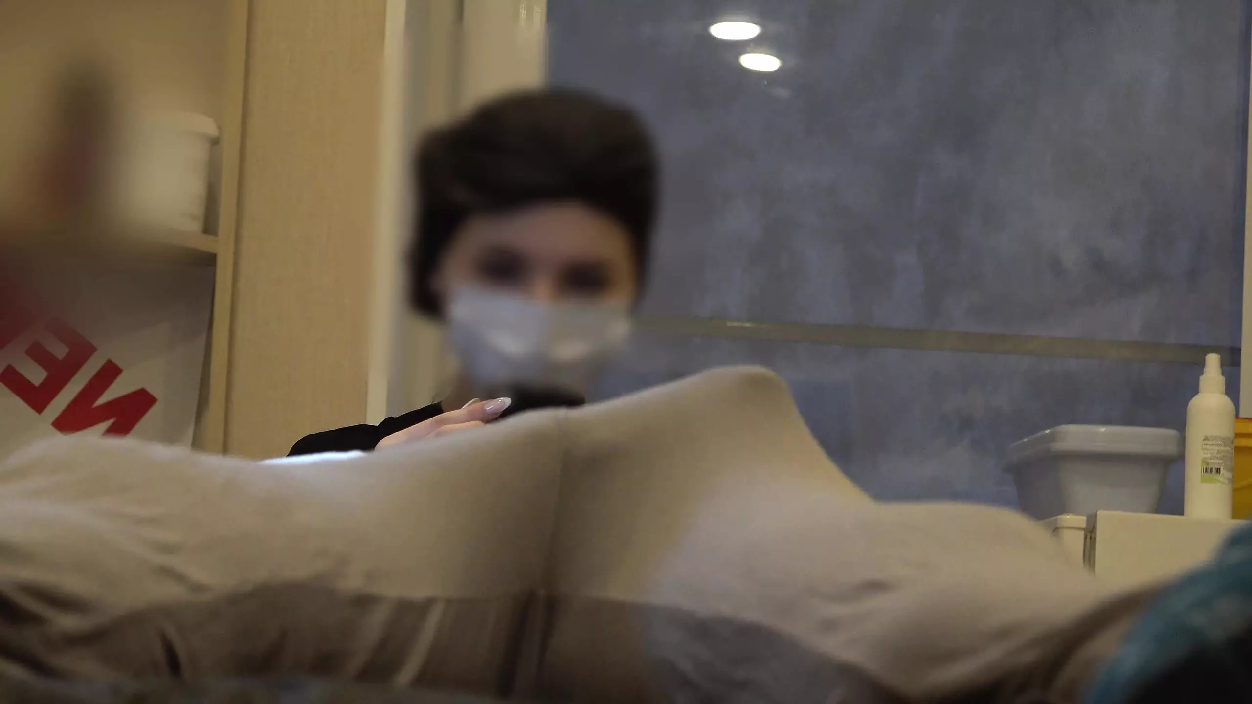 Bulge dick flash at a beautician appointment - порно відео