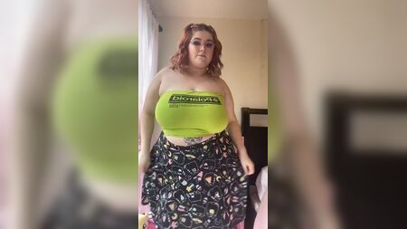 PEACH BBW: величезні груди в топі-трубочці