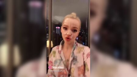 Дов Кемерон просить вас поводитися добре