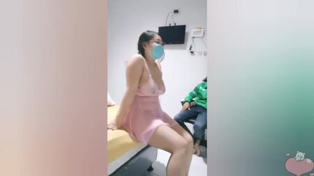 Повнотіла індійська дівчина любить запрошувати незнайомців до своєї кімнати
