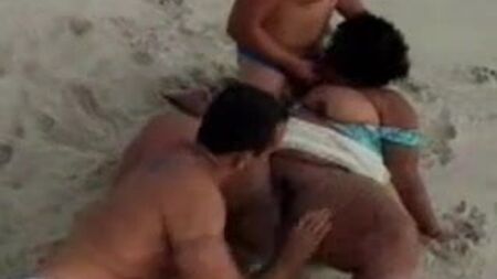 Секс утрьох з повними дівчатами на пляжі