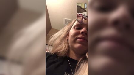 Аматорська пара: блондинка та її хлопець спілкуються по FaceTime голі