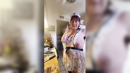 Бабуся в моєму сексуальному мереживному фартушку готує креветки з кукурудзяною кашею